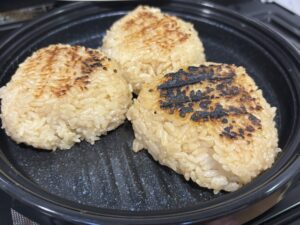 レンジメートプロで焼いた焼きおにぎり。奥の2個は綺麗なきつね色の焼き目だが、手前の1個は一部が黒焦げになっている様子