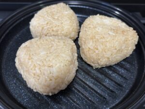 レンジメートプロのプレートの上に並べられた、焼肉のタレを混ぜ込んだ焼く前の大きなおにぎり3個