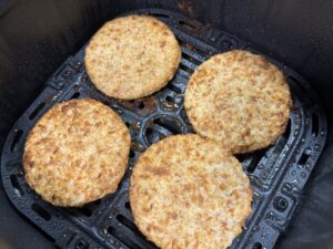 ノンフライヤー（Cosori）のバスケットに並べてサクサクに焼き上がった業務スーパーのハムカツ