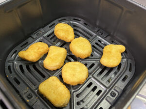 Cosoriのノンフライヤーで油を使わずに焼いた業務スーパーのチキンナゲット