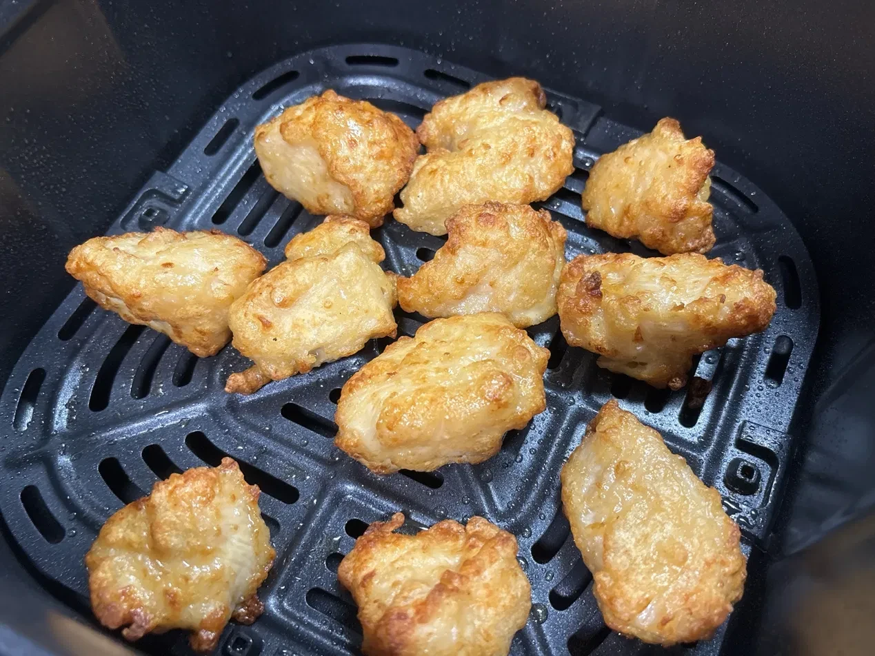 業務スーパーの唐揚げをコソリ（ノンフライヤー）で220度・両面焼いた焼き上がり。バスケットに重ならないよう11個並べた状態