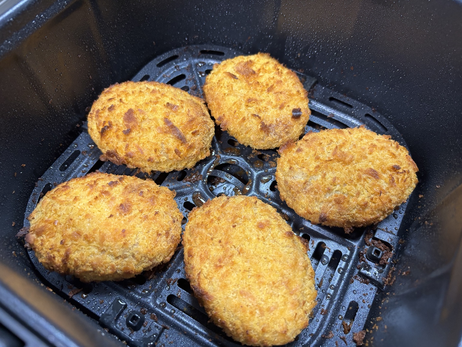 ノンフライヤーのバスケットで230度15分焼いた冷凍コロッケ5個。パン粉がこんがりきつね色に色づいている