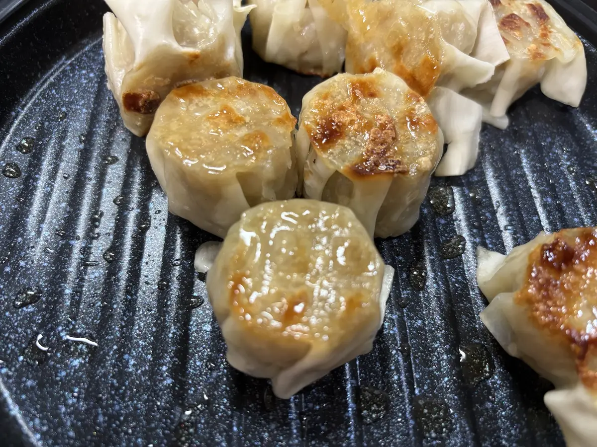 レンジメートで焼けたチルドシュウマイ。こんがりと焼き目がついている